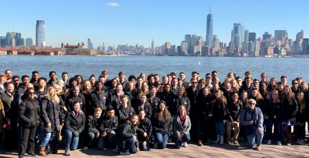 Photo a group of students with the New York City skyline in the background