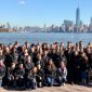Photo a group of students with the New York City skyline in the background