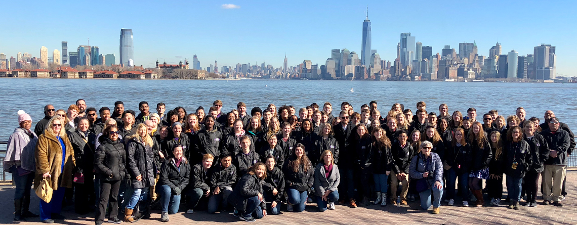 Photo a group of students with the New York City skyline in the background